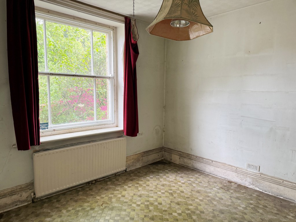 Lot: 64 - DETACHED FREEHOLD PROPERTY WITH THREE VACANT FLATS AND GARAGES - Front ground floor bedroom with window